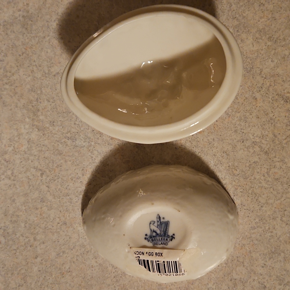 Vtg Belleek Ceramic Egg with Shamrock - Picture 3 of 3